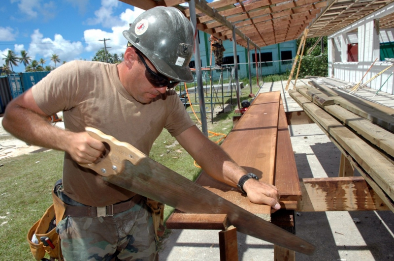 menuisier-ST ETIENNE DE TINEE-min_worker_construction_building_carpenter_male_job_build_helmet-893290